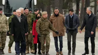 Sánchez, junto al secretario general de la OTAN y los primeros ministros de Canadá, Letonia y Lituania.