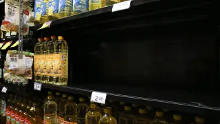 Un expositor casi vacío de botellas de aceite de girasol en un supermercado de Madrid, este martes.