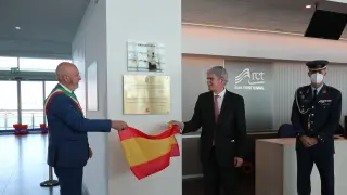 El embajador de España en Italia, Alfonso Dastis (d), y el alcalde de Civitavecchia, Ernesto Tedesco (i), en el homenaje a la gesta