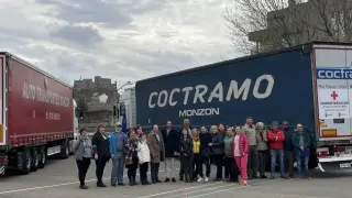 Envío de camiones desde Monzón a Ucrania, voluntarios, el alcalde de Monzón y el concejal Antonio Campo, de Barbastro.