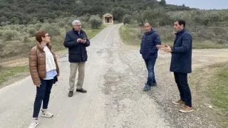 El presidente comarcal, la diputada por el Somontano y el diputado de obras y el ingeniero jefe sobre uno de los tramos afectados