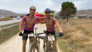 Ibón Ruiz y Urko Gastesi, tras finalizar la etapa en Torres, barrio pedáneo de Calatayud donde ha finalizado la etapa