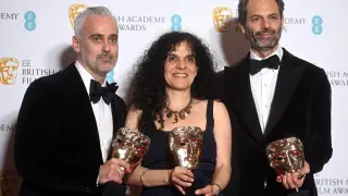 Iain Canning, Tanya Seghatchian y Emile Sherman, con los Bafta a mejor película por "El poder del perro".