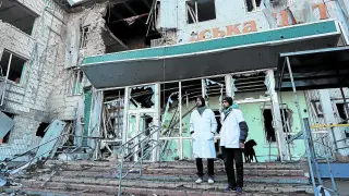 Trabajadores sanitarios, frente a los restos del hospital de la ciudad de Volnovakha, controlada por los separatistas, en la región de Donetsk.