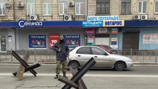 Un militar ucraniano, tras una barrera disuasoria en Kiev.