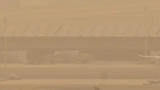 El aeropuerto Adolfo Suárez- Madrid Barajas de la capital cubierto por el polvo procedente del desierto norteafricano del Sáhara.