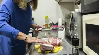 Ana Blasco prepara una cabeza de ternasco con patatas.