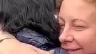 La nadadora ucraniana Olena abraza a su amiga Teresa Perales.