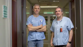 Los doctores Gutiérrez Dalmau y Paúl, nefrólogos del Hospital Miguel Servet.