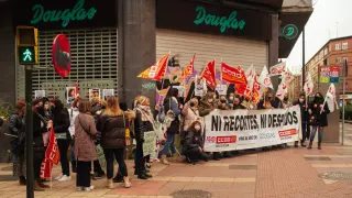 Los trabajadores y trabajadoras de Douglas se han concentrado a las puertas del establecimiento de la Avenida de Madrid.