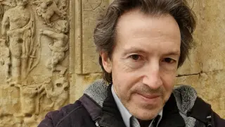 Fernando Gil Villa ha publicado varios poemarios y ha recibido premios importantes.