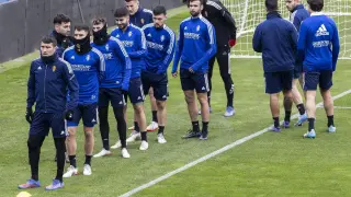 Los jugadores del Real Zaragoza se ponen en fila para llevar a cabo un ejercicio físico, la pasada semana en La Romareda.