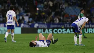 Azón, Álvaro Giménez (en el suelo) y Gámez, decepcionados tras el partido ante el Amorebieta del viernes.