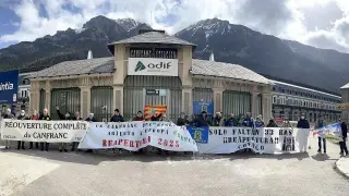 Tras el homenaje a Luis Granell, se han desplegado pancartas por la reapertura de la línea delante de la estación de Canfranc.