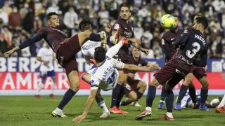 Una jugada del partido de la primera vuelta entre el Real Zaragoza y el Huesca en La Romareda, jugado en octubre.