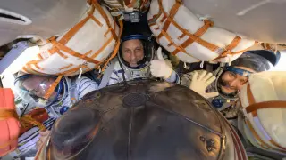 El astronauta estadounidense Mark Vande Hei y los cosmonautas rusos Antón Shkáplerov y Piotr Dubrov.