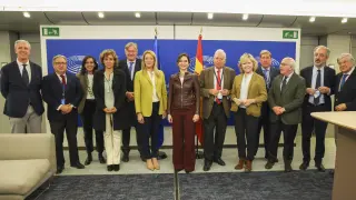 La presidenta de la Comunidad de Madrid, Isabel Díaz Ayuso (c), asiste a una reunión con europarlamentarios españoles del Partido Popular Europeo (PPE), este martes en el Parlamento Europeo en Bruselas.