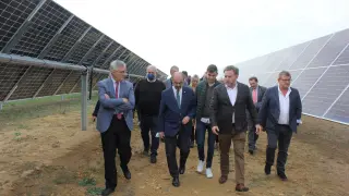 Lambán ha recorrido una parte de la planta fotovoltaica, que llegará a ocupar 4 hectáreas y tendrá una potencia de 1,7 MW.