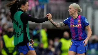 Mapi León celebra el gol con su compañera danesa Ingrid Engen.