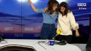 Mamen Mendizábal y Mara Torres bailando en 'El faro' de Cadena Ser.