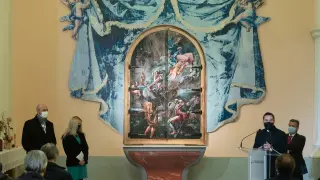 Las puertas del armario reproducen, en su exterior, la 'Venida de la Virgen del Pilar a Zaragoza'. En el interior, la Virgen del Carmen con el Niño y San Francisco de Paula