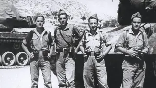 Amancio Ortega (primero a la izquierda), junto a los barbastrenses Antonio Latorre, Rafael Fierro y Antonio Olivera, que eran sus amigos en el servicio militar en el cuartel de Barbastro en 1957 y 1958.
