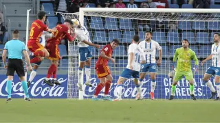Una jugada de ataque del Real Zaragoza en la primera parte.