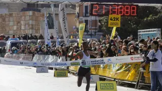 El etíope Gebre se proclama ganador del Maratón de Zaragoza.