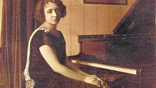 Pilar Bayona. recortada 1921 02 PB
