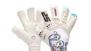 Los guantes diseñados por Mapi León.