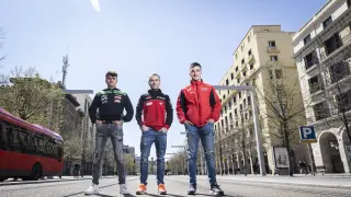Adrián Huertas, Álvaro Bautista e Iker Lecuona posan este miércoles en el paseo de la Independencia de Zaragoza.