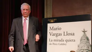 El escritor, político y periodista, Mario Vargas Llosa, posa durante la presentación de su libro `La mirada quieta (de Pérez Galdós)', en el Ateneo de Madrid