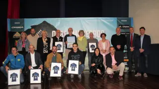 Imagen de grupo de los homenajeados este viernes en el cine teatro El Molino de Sariñena.