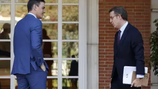 Pedro Sánchez recibe a Alberto Núñez Feijóo, este jueves en la Moncloa.