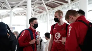 Los jugadores del Casademont, tomando el vuelo hacia Sevilla.