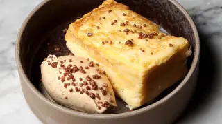 Torrija con helado de guirlache y petazetas de chocolate, de La Flor de Lis.