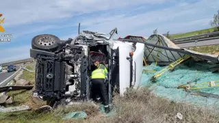 Uno de los camiones implicados en el accidente de la AP-2 en Fraga.
