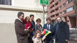 La familia de Antonio Angulo con el alcalde de Huesca, Luis Felipe, y el exalcalde Luis Acín, tras descubrir la placa de la calle que lleva su nombre.