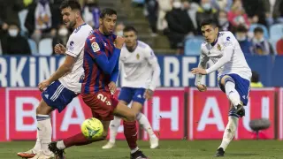 Un lance del juego en el partido entre el Real Zaragoza y el Eibar de la primera vuelta, que ganaron los aragoneses 1-0 en La Romareda.