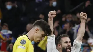 Los jugadores del Real Madrid festejan el pase a semifinales ante la desesperación de los del Chelsea