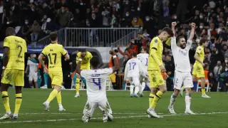 Los jugadores del Real Madrid festejan el pase a semifinales ante la desesperación de los del Chelsea