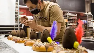 El maestro chocolatero Luis Paracuellos preparando culecas con huevo de chocolate.