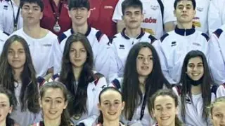 Imagen de las selecciones aragonesas con el equipo infantil -en primer plano-, medalla de plata