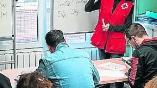 Arancha Bosque da una clase de español en las instalaciones de Cruz Roja Juventud en Zaragoza