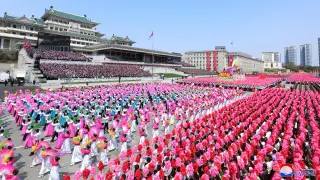 Corea del Norte conmemora el 110 aniversario de su fundador con un multitudinario desfile civil en Pyongyang