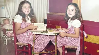 Eva Armisén con su hermana Cristina en Zaragoza, con 8 y 7 años.