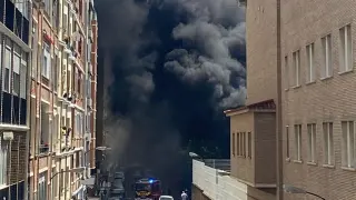 Incendio de contenedores en María Lostal con San Vicente Mártir.