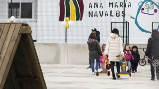 Los grupos de escolares salen de las aulas prefabricadas del colegio Ana María Navales