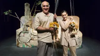 Paco y Marta Paricio posan con las marionetas de Lozovsky.