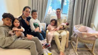 Cristiano Ronaldo y Georgina presentan a su hija recién nacida
